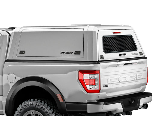Hard top RSI SmartCap EVOc Commercial per Ford F-150 2021+ Short Bed 5,5', vista posteriore 3/4 ravvicinata