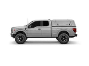 Hard top RSI SmartCap EVOc Commercial per Ford F-150 2021+ Standard Bed 6,5', vista laterale su sfondo bianco