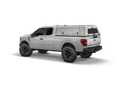 Hard top RSI SmartCap EVOc Commercial per Ford F-150 2021+ Standard Bed 6,5', vista posteriore 3/4 su sfondo bianco