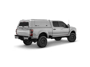 Hard top RSI SmartCap EVOc Commercial per Ford F-250 / F-350 Super Duty 2023+, vista posteriore 3/4 lato destro su sfondo bianco