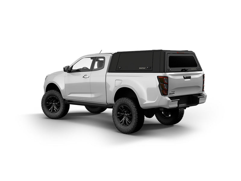 Hard top RSI SmartCap EVOc Commercial per Isuzu D-Max 2019+ Extended Cab, vista posteriore 3/4 su sfondo bianco