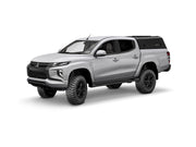 Hard top RSI SmartCap EVOc Commercial per Mitsubishi L200 / Triton 2016–2024 Double Cab, vista anteriore 3/4 su sfondo bianco