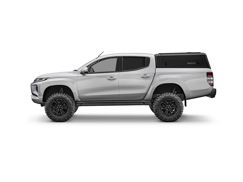 Hard top RSI SmartCap EVOc Commercial per Mitsubishi L200 / Triton 2016–2024 Double Cab, vista laterale su sfondo bianco
