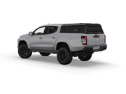 Hard top RSI SmartCap EVOc Commercial per Mitsubishi L200 / Triton 2016–2024 Double Cab, vista posteriore 3/4 su sfondo bianco