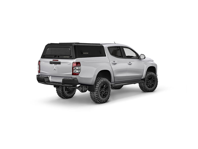 Hard top RSI SmartCap EVOc Commercial per Mitsubishi L200 / Triton 2016–2024 Double Cab, vista posteriore 3/4 lato destro su sfondo bianco