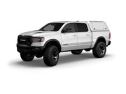 Hard top RSI SmartCap EVOc Commercial per RAM 1500 DT 2019+ Short Bed 5,7', vista anteriore 3/4 su sfondo bianco