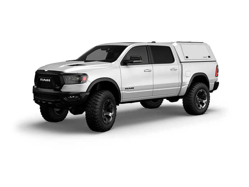 Hard top RSI SmartCap EVOc Commercial per RAM 1500 DT 2019+ Short Bed 5,7', vista anteriore 3/4 su sfondo bianco
