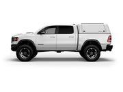Hard top RSI SmartCap EVOc Commercial per RAM 1500 DT 2019+ Short Bed 5,7', vista laterale su sfondo bianco