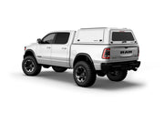 Hard top RSI SmartCap EVOc Commercial per RAM 1500 DT 2019+ Short Bed 5,7', vista posteriore 3/4 su sfondo bianco