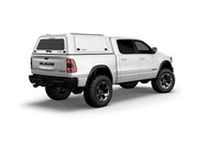 Hard top RSI SmartCap EVOc Commercial per RAM 1500 DT 2019+ Short Bed 5,7', vista posteriore 3/4 lato destro su sfondo bianco