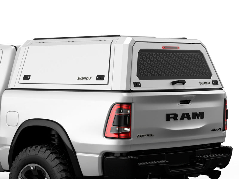 Hard top RSI SmartCap EVOc Commercial per RAM 1500 DT 2019+ Short Bed 5,7', vista posteriore 3/4 ravvicinata