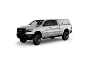 Hard top RSI SmartCap EVOc Commercial per RAM 1500 DT 2019+ Standard Bed 6,4', vista anteriore 3/4 su sfondo bianco