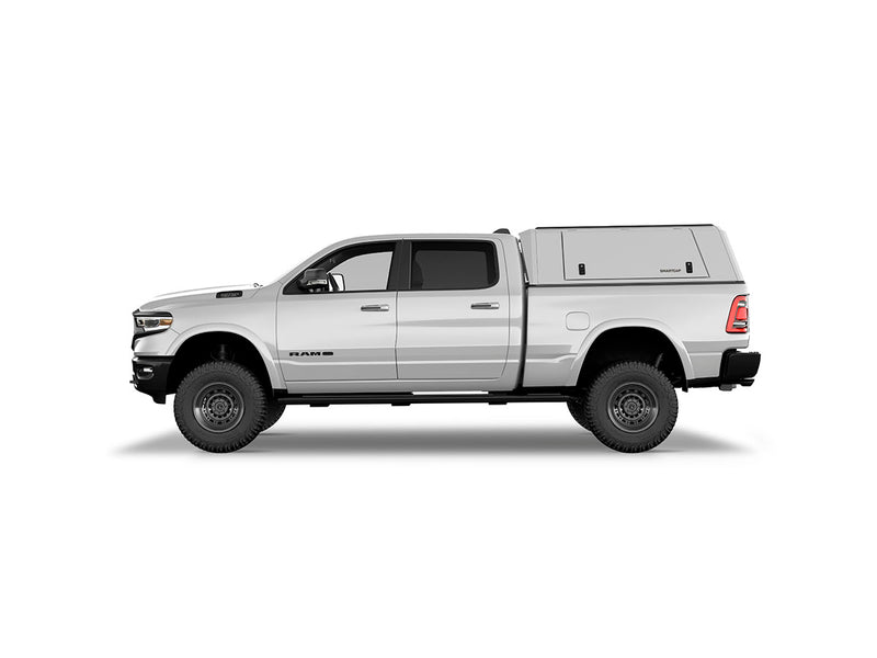 Hard top RSI SmartCap EVOc Commercial per RAM 1500 DT 2019+ Standard Bed 6,4', vista laterale su sfondo bianco