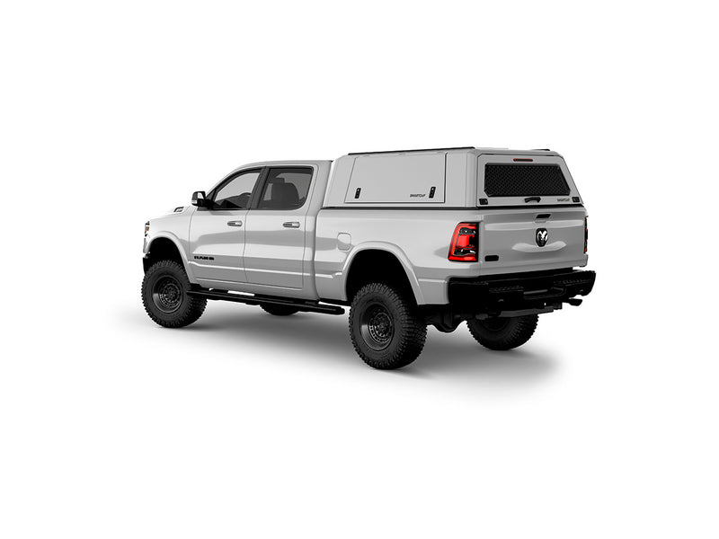 Hard top RSI SmartCap EVOc Commercial per RAM 1500 DT 2019+ Standard Bed 6,4', vista posteriore 3/4 su sfondo bianco