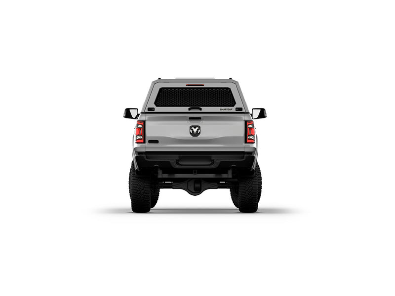 Hard top RSI SmartCap EVOc Commercial per RAM 1500 DT 2019+ Standard Bed 6,4', vista posteriore su sfondo bianco