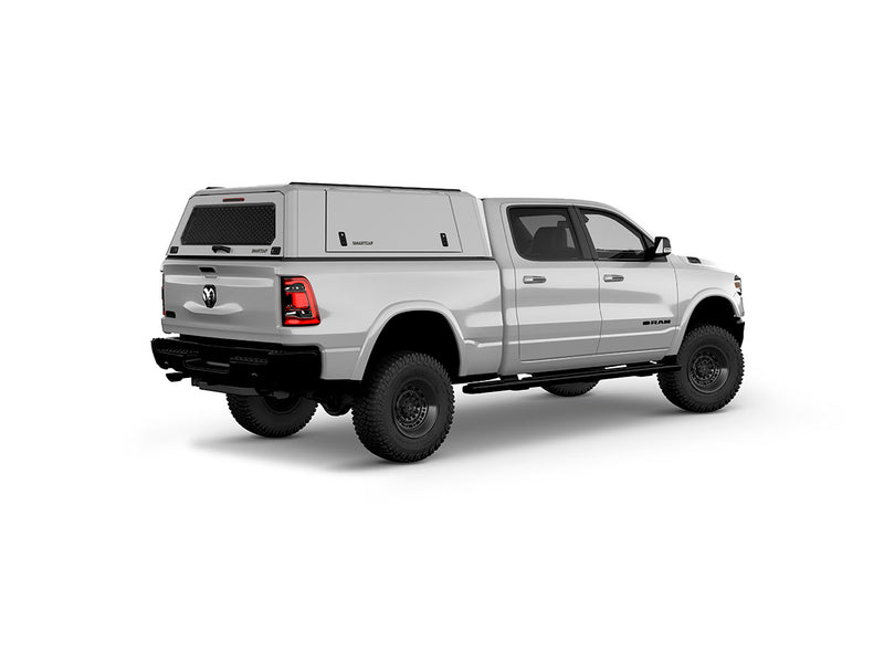 Hard top RSI SmartCap EVOc Commercial per RAM 1500 DT 2019+ Standard Bed 6,4', vista posteriore 3/4 lato destro su sfondo bianco