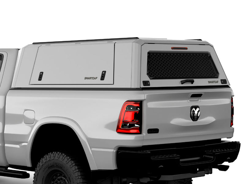 Hard top RSI SmartCap EVOc Commercial per RAM 1500 DT 2019+ Standard Bed 6,4', vista posteriore 3/4 ravvicinata