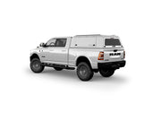 Hard top RSI SmartCap EVOc Commercial per RAM 2500/3500 DS/DT 2009+, vista posteriore 3/4 su sfondo bianco