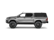 Hard top RSI SmartCap EVOc Commercial per Toyota Hilux 2016–2025 Double Cab, vista laterale su sfondo bianco