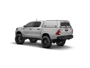 Hard top RSI SmartCap EVOc Commercial per Toyota Hilux 2016–2025 Double Cab, vista posteriore 3/4 su sfondo bianco