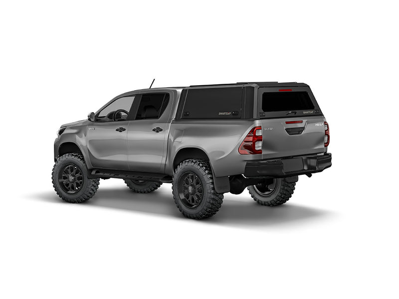 Hard top RSI SmartCap EVOc Commercial per Toyota Hilux 2016–2025 Extra Cab, vista posteriore 3/4 su sfondo bianco