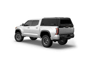 Hard top RSI SmartCap EVOc Commercial per Toyota Tacoma 2024+ Short Bed 5', vista posteriore 3/4 su sfondo bianco
