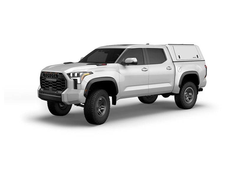 Hard top RSI SmartCap EVOc Commercial per Toyota Tacoma 2024+ Short Bed 5', vista anteriore 3/4 su sfondo bianco