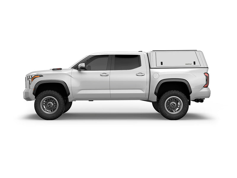 Hard top RSI SmartCap EVOc Commercial per Toyota Tacoma 2024+ Short Bed 5', vista laterale su sfondo bianco