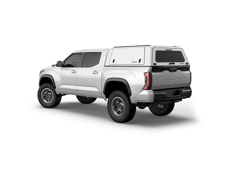 Hard top RSI SmartCap EVOc Commercial per Toyota Tacoma 2024+ Short Bed 5', vista posteriore 3/4 su sfondo bianco