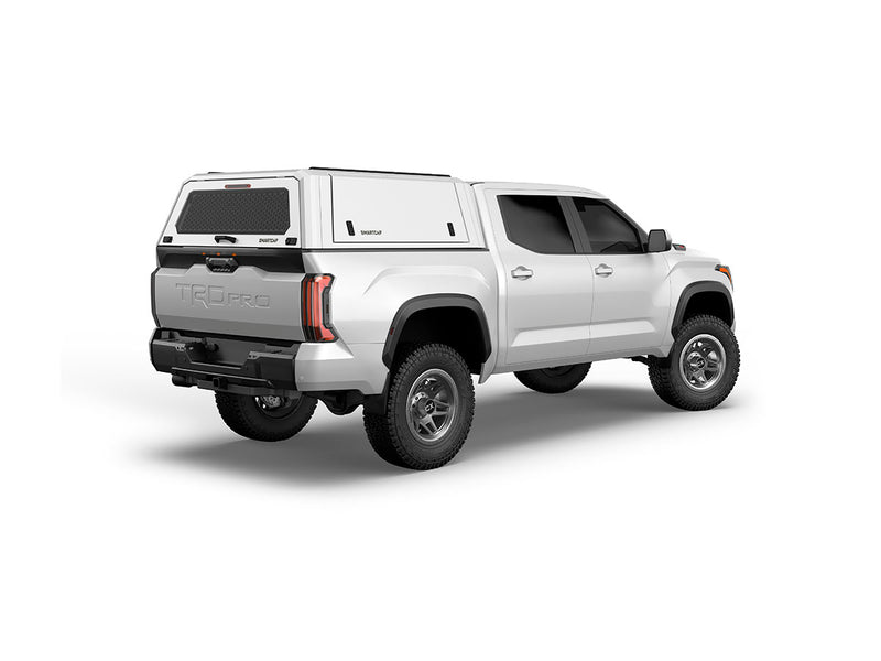 Hard top RSI SmartCap EVOc Commercial per Toyota Tacoma 2024+ Short Bed 5', vista posteriore 3/4 lato destro su sfondo bianco