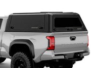Hard top RSI SmartCap EVOc Commercial per Toyota Tacoma 2024+ Standard Bed 6', vista posteriore 3/4 ravvicinata