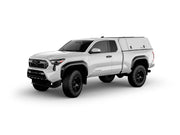Hard top RSI SmartCap EVOc Commercial per Toyota Tacoma 2024+ Standard Bed 6', vista anteriore 3/4 su sfondo bianco