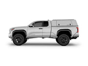 Hard top RSI SmartCap EVOc Commercial per Toyota Tacoma 2024+ Standard Bed 6', vista laterale su sfondo bianco
