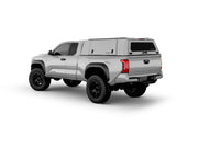 Hard top RSI SmartCap EVOc Commercial per Toyota Tacoma 2024+ Standard Bed 6', vista posteriore 3/4 su sfondo bianco
