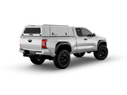 Hard top RSI SmartCap EVOc Commercial per Toyota Tacoma 2024+ Standard Bed 6', vista posteriore 3/4 lato destro su sfondo bianco