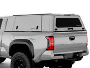 Hard top RSI SmartCap EVOc Commercial per Toyota Tacoma 2024+ Standard Bed 6', vista posteriore 3/4 ravvicinata
