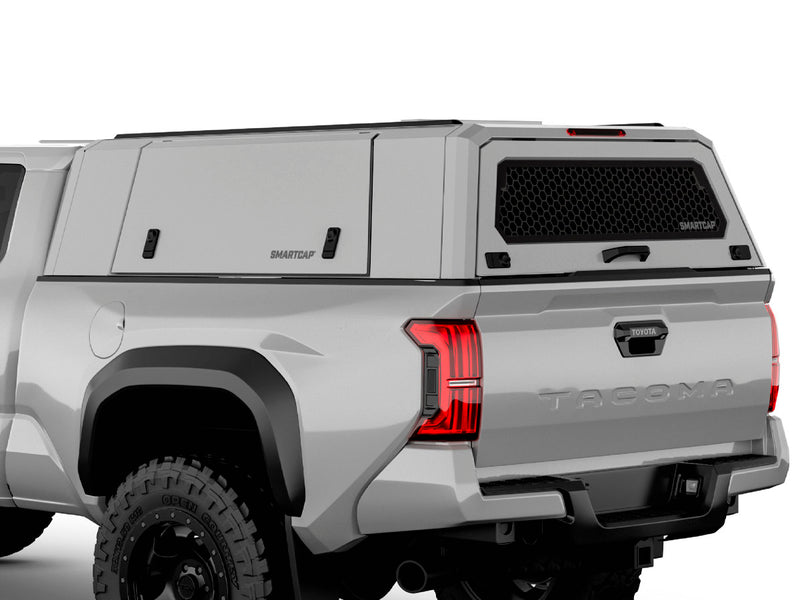 Hard top RSI SmartCap EVOc Commercial per Toyota Tacoma 2024+ Standard Bed 6', vista posteriore 3/4 ravvicinata