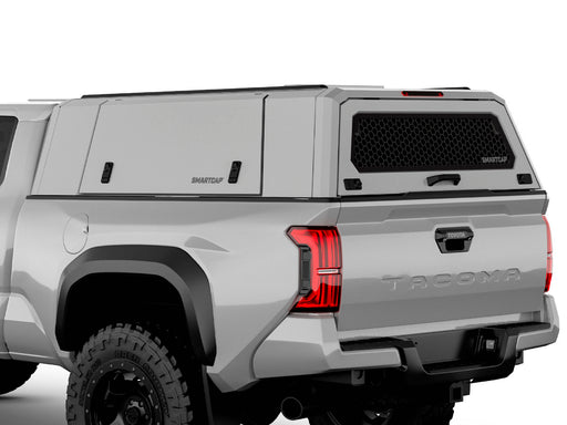 Hard top RSI SmartCap EVOc Commercial per Toyota Tacoma 2024+ Standard Bed 6', vista posteriore 3/4 ravvicinata