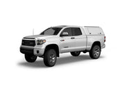 Hard top RSI SmartCap EVOc Commercial per Toyota Tundra 2007–2021 Standard Bed 6,5', vista anteriore 3/4 su sfondo bianco