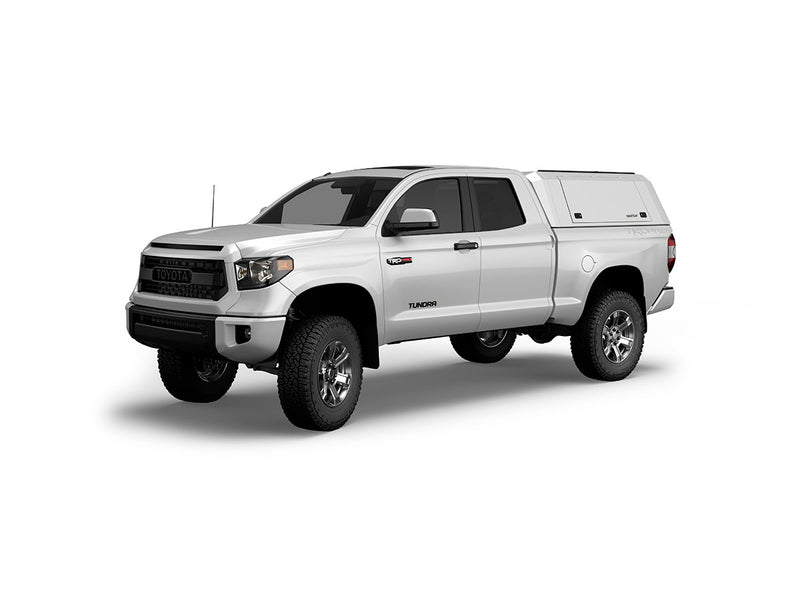 Hard top RSI SmartCap EVOc Commercial per Toyota Tundra 2007–2021 Standard Bed 6,5', vista anteriore 3/4 su sfondo bianco