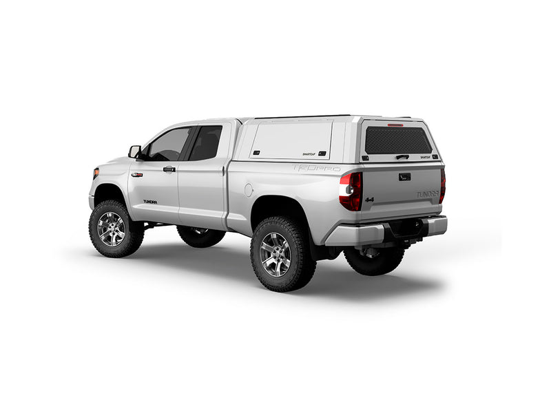 Hard top RSI SmartCap EVOc Commercial per Toyota Tundra 2007–2021 Standard Bed 6,5', vista posteriore 3/4 su sfondo bianco