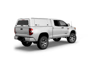 Hard top RSI SmartCap EVOc Commercial per Toyota Tundra 2007–2021 Standard Bed 6,5', vista posteriore 3/4 lato destro su sfondo bianco