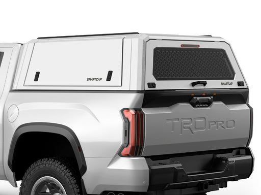 Hard top RSI SmartCap EVOc Commercial per Toyota Tundra 2022+ Short Bed, vista posteriore 3/4 ravvicinata