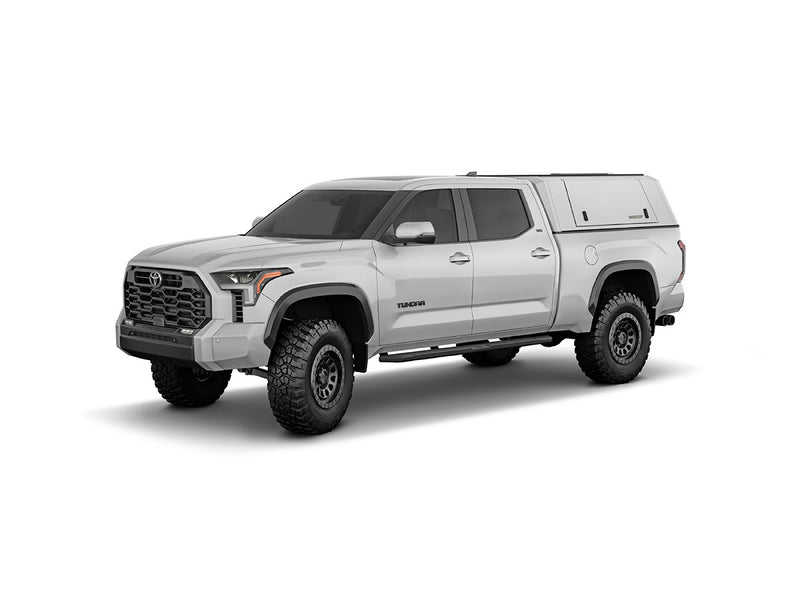 Hard top RSI SmartCap EVOc Commercial per Toyota Tundra 2022+ Standard Bed, vista anteriore 3/4 su sfondo bianco