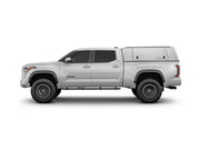 Hard top RSI SmartCap EVOc Commercial per Toyota Tundra 2022+ Standard Bed, vista laterale su sfondo bianco