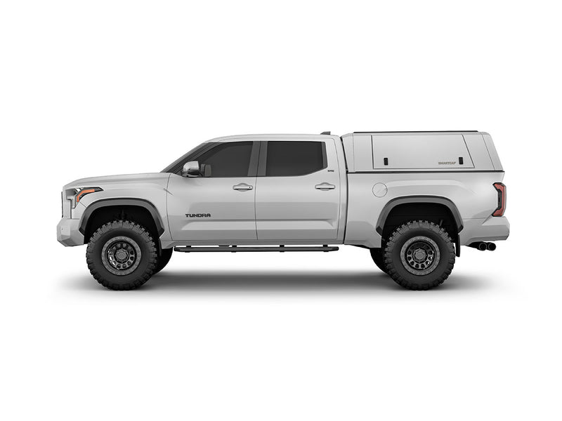 Hard top RSI SmartCap EVOc Commercial per Toyota Tundra 2022+ Standard Bed, vista laterale su sfondo bianco