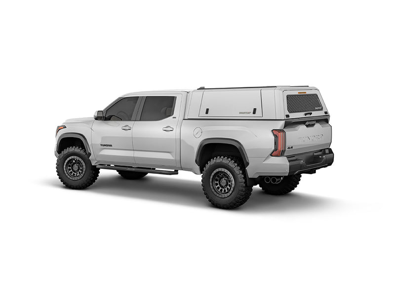 Hard top RSI SmartCap EVOc Commercial per Toyota Tundra 2022+ Standard Bed, vista posteriore 3/4 su sfondo bianco