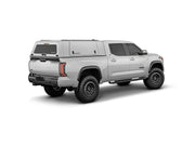 Hard top RSI SmartCap EVOc Commercial per Toyota Tundra 2022+ Standard Bed, vista posteriore 3/4 lato destro su sfondo bianco