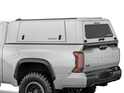 Hard top RSI SmartCap EVOc Commercial per Toyota Tundra 2022+ Standard Bed, vista posteriore 3/4 ravvicinata