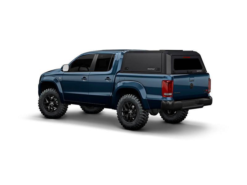 Hard top RSI SmartCap EVOc Commercial per Volkswagen Amarok 2010–2022 Double Cab, vista posteriore 3/4 su sfondo bianco